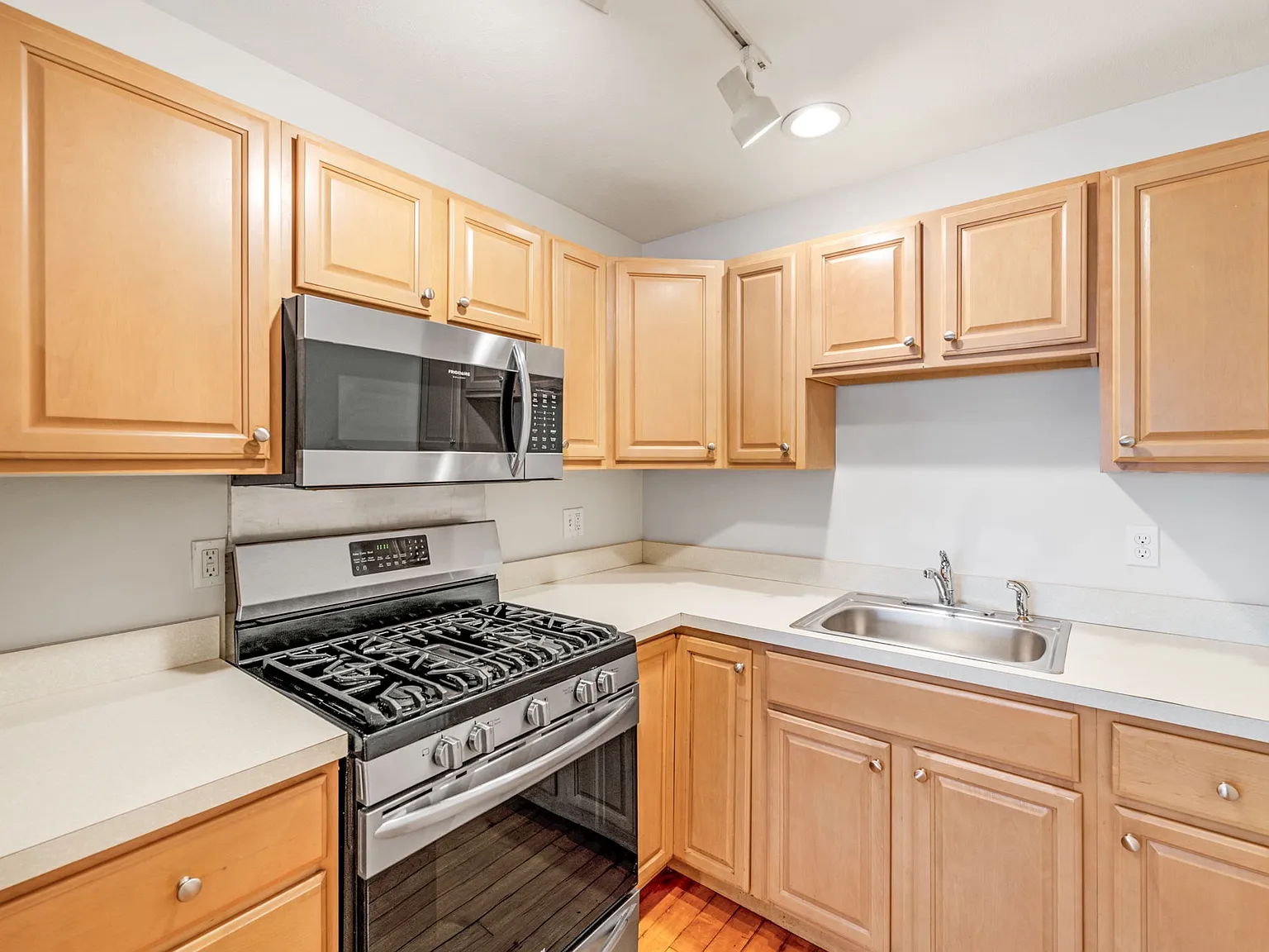 1 bed, 850 sqft, $2,200 — Photo 3