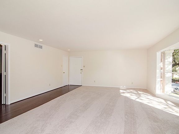 3rd image of 6337 Bandera Ave APT C