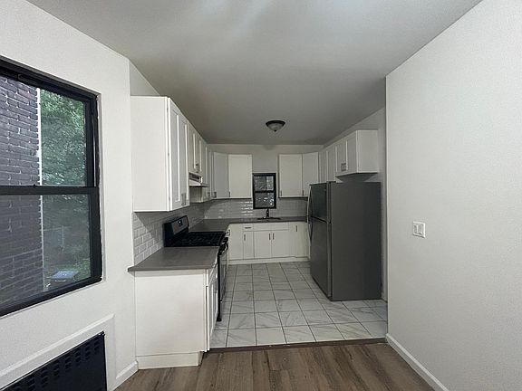 3rd image of 270 Glen Ave #1