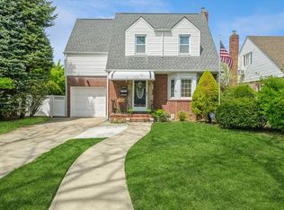 1645 Hillside Ct, New Hyde Park, NY 11040