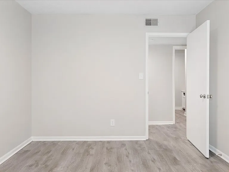 Orleans Apartments — Photo 33