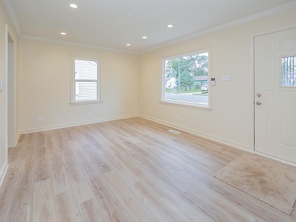 5th image of 180 Woodlawn Ave N