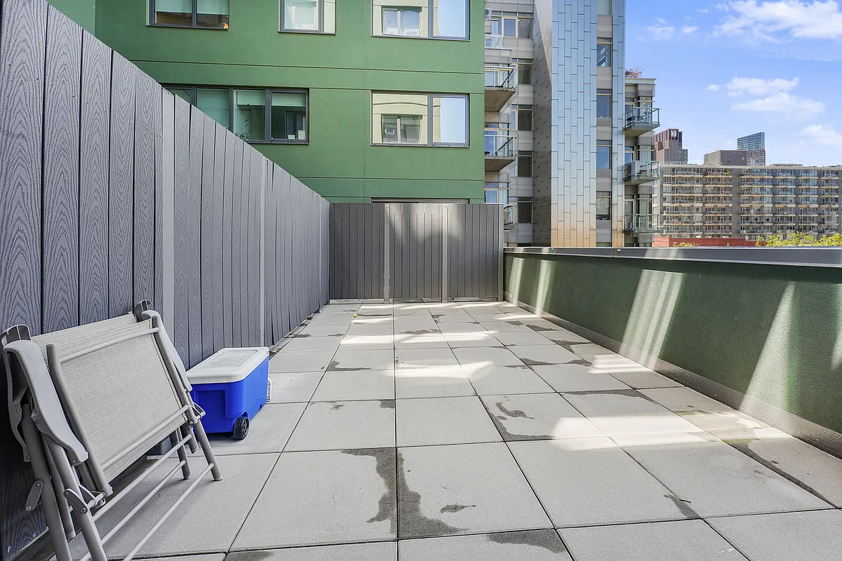 Building Photo - 10-25 Jackson Ave #4F