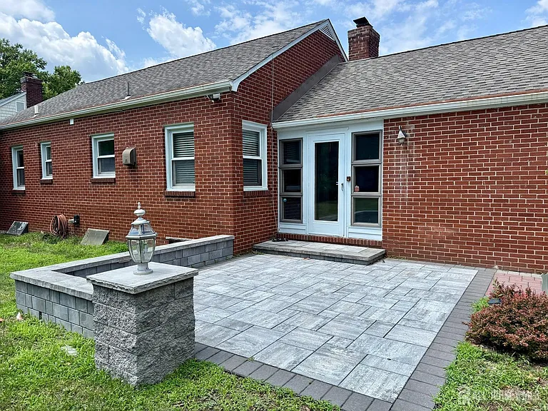 19 South Dr — Photo 32