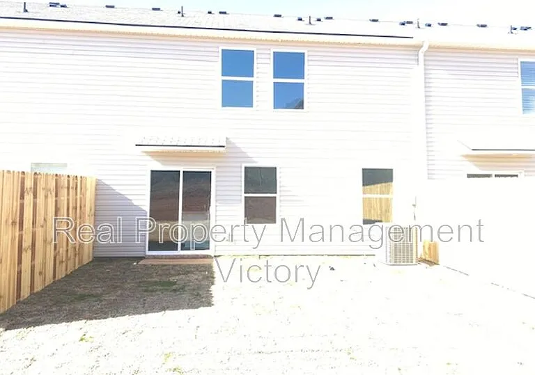 122 Marina Dr — Photo 2