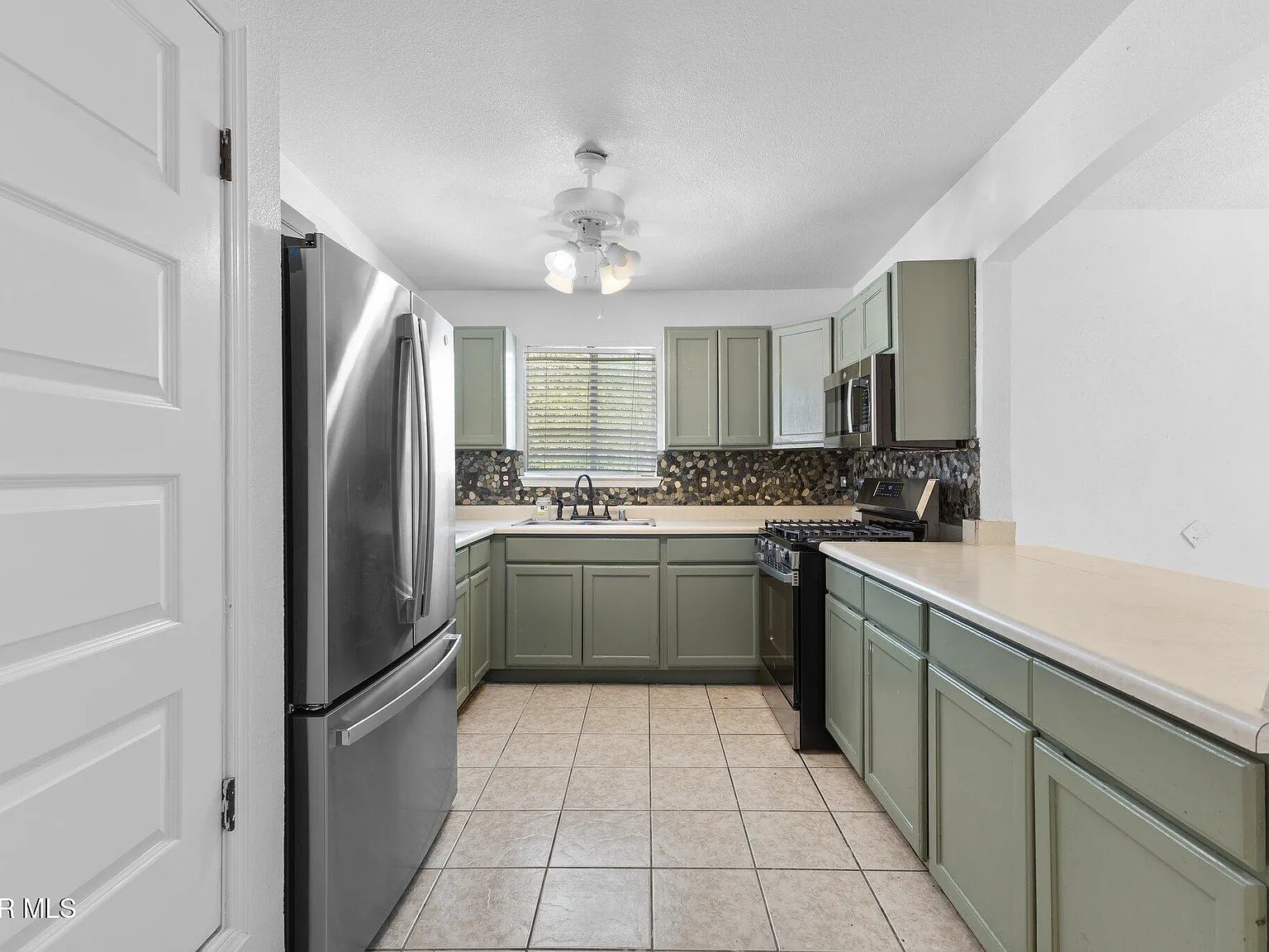 3 bed, 2.0 bath, 1078 sqft, $1,600 — Photo 4
