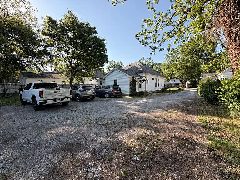 335 E Burton St — Photo 3