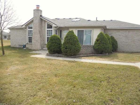 50296 Paradise Ct, Macomb, MI 48044