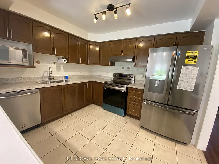 8 Bonello Cres — Photo 11