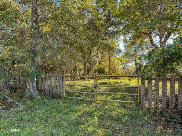 204 3rd Ave, Pass Christian, MS 39571