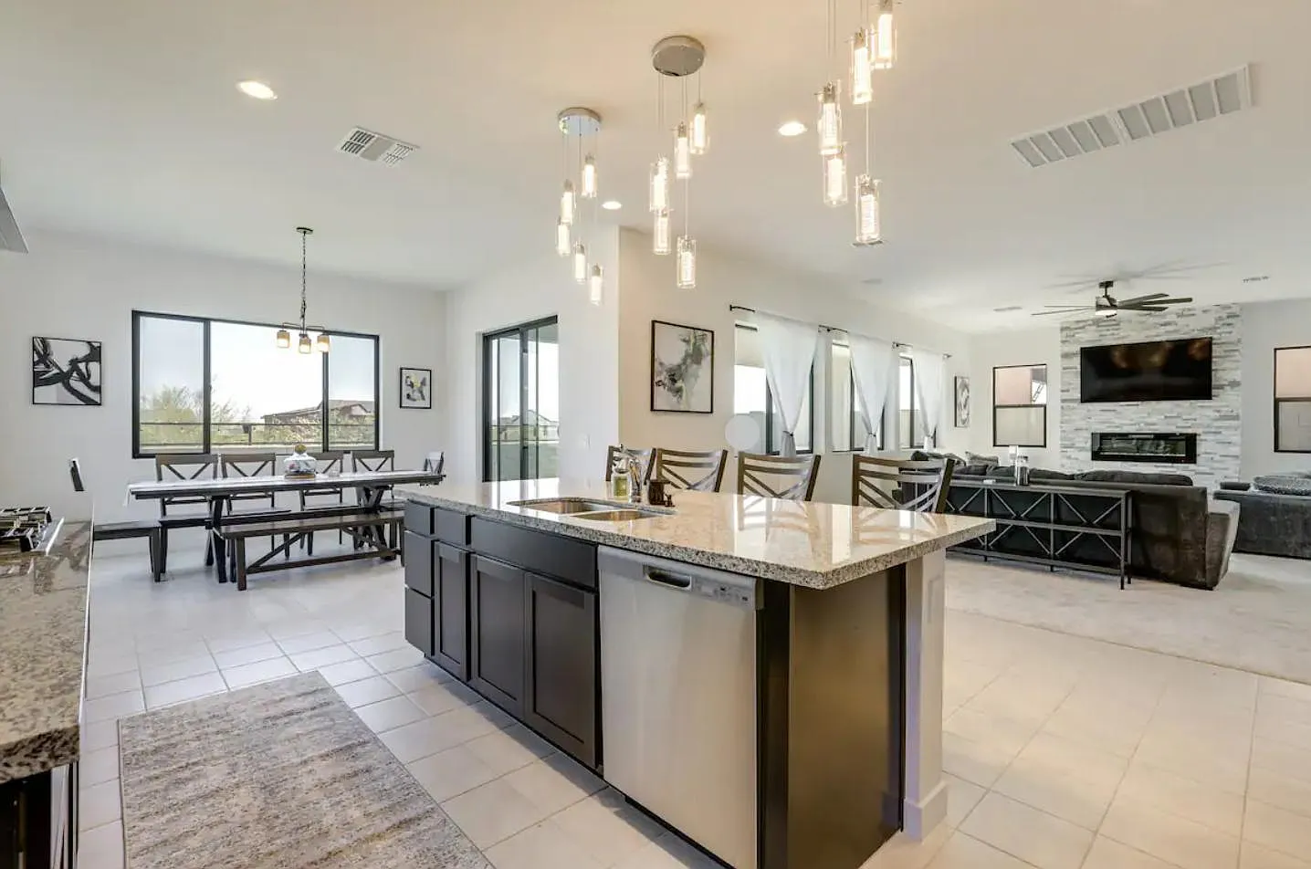 4 bed, 3.5 bath, 4200 sqft, $4,850 — Photo 2