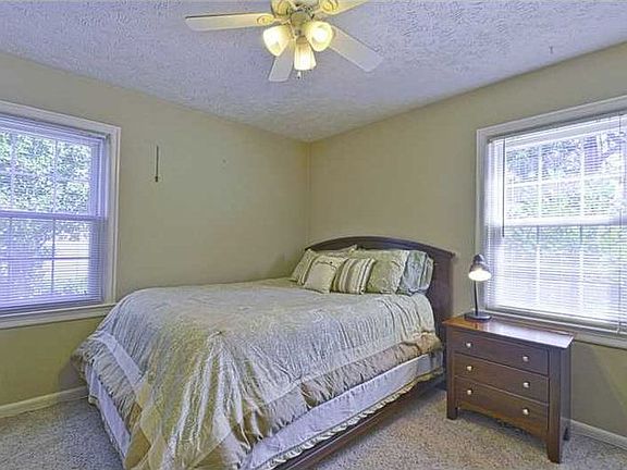 4th image of 5715 Rosslyn Ave