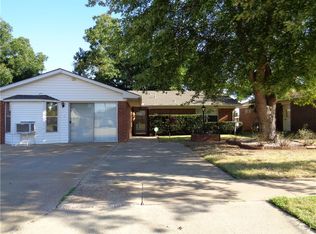 29 Ridgecrest Dr, Chickasha, OK 73018