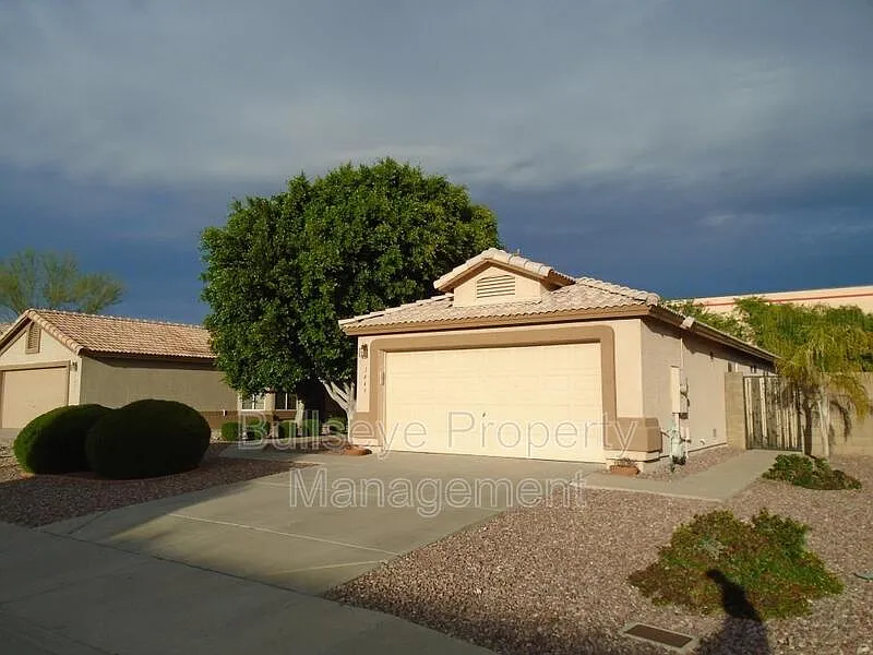3 bed, 2.0 bath, 1279 sqft, $1,975 — Photo 4