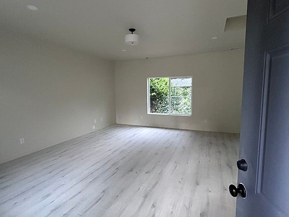 4th image of 5203 208th St E
