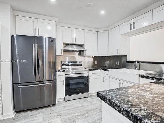 5th image of 311 Lakeside Ct #238