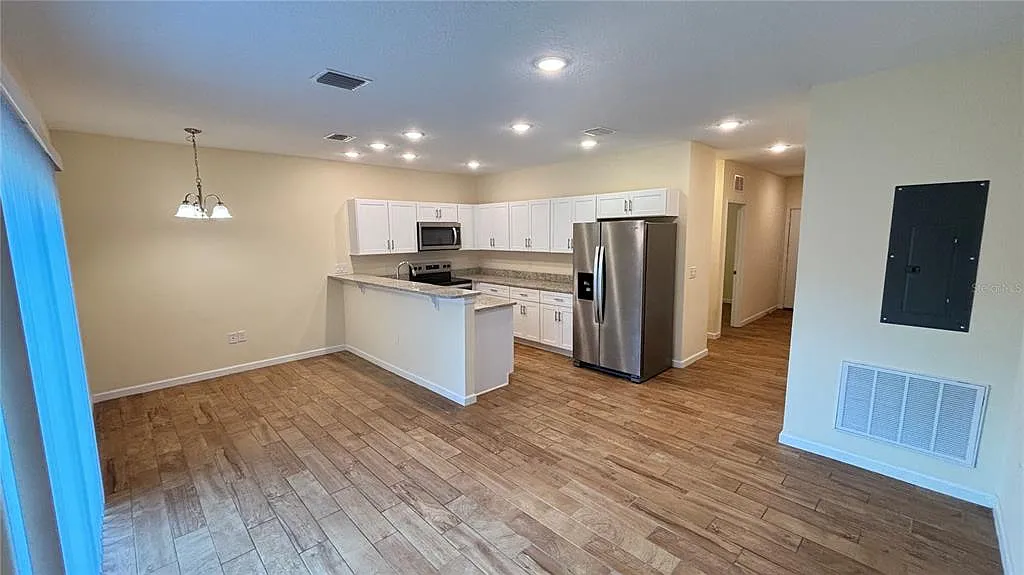 3 bed, 3.0 bath, 1428 sqft, $1,695 — Photo 2