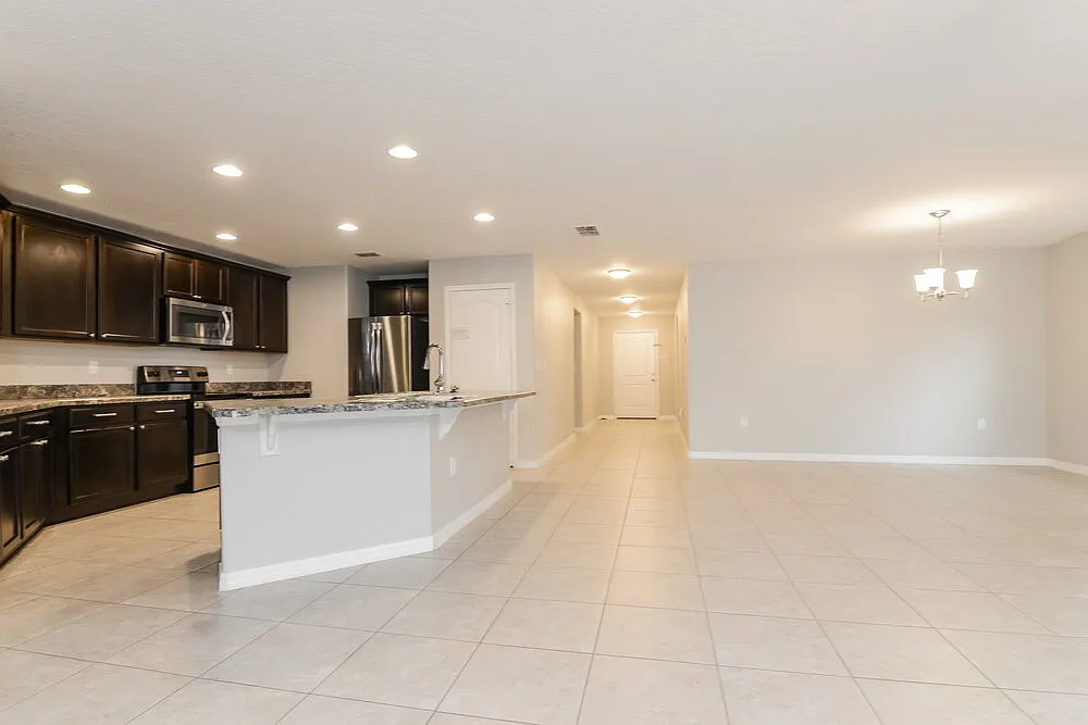 4 bed, 2.0 bath, 1976 sqft, $3,730 — Photo 3