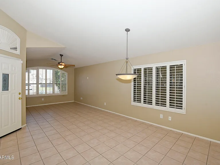 10221 W Daley Ln — Photo 4