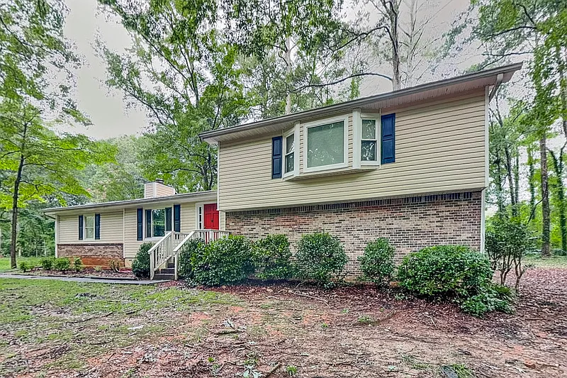 3 bed, 2.0 bath, 2035 sqft, $1,775 — Photo 2