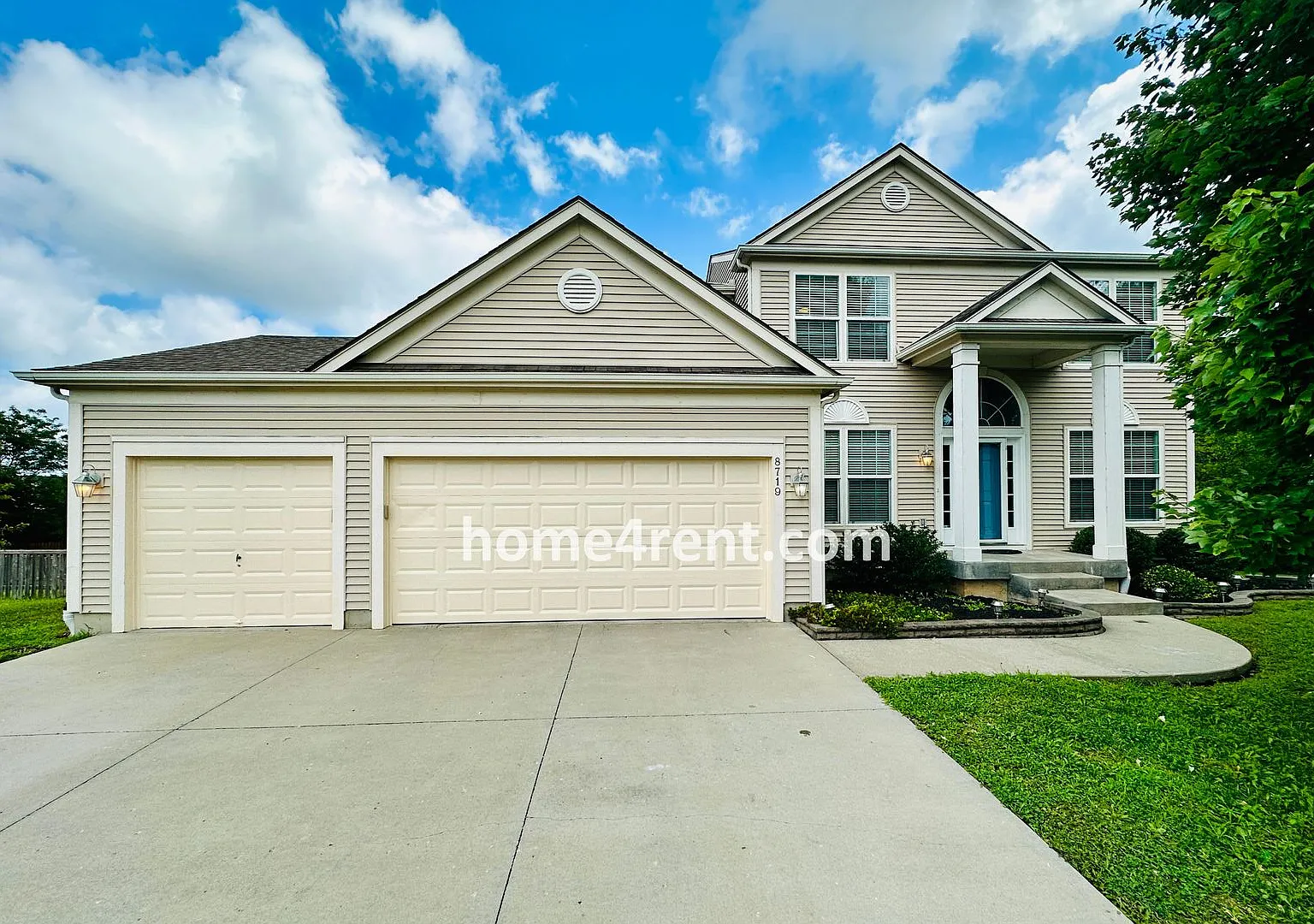 Wood Floors, Open Layout, Plenty of Natural Light, and Fenced Yard! — Photo 1