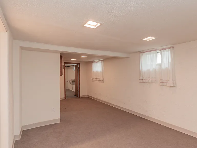 446 E St — Photo 22