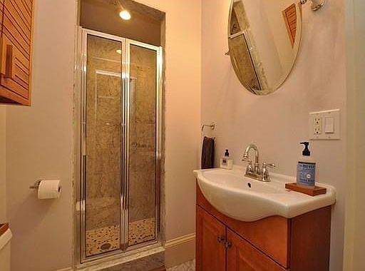 5th image of 584 E 7th St #1