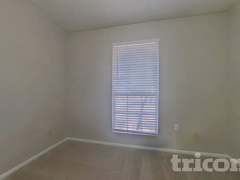 9607 N 88th Dr — Photo 9