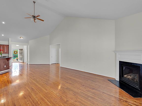 5th image of 27 Pine Island Dr