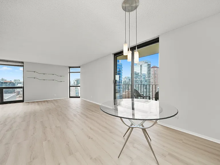 70 W Huron St #21B — Photo 15