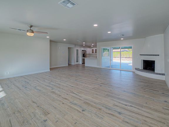 3rd image of 1824 E Oxford Dr