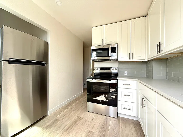708 E Dakota Ave — Photo 13