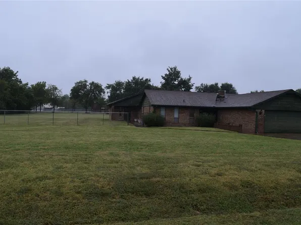 1101 Carolyn Dr, Midwest City, OK 73110
