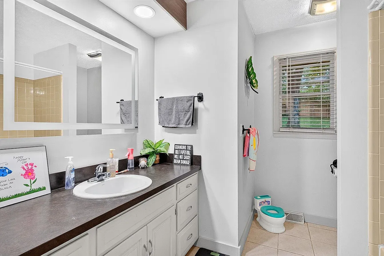 3 bed, 1438 sqft, $2,100 — Photo 3