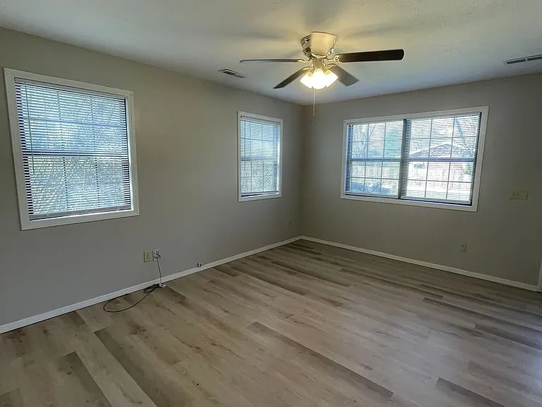 521 N Oak Grove Ave #B — Photo 33