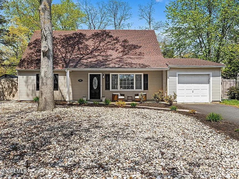 88 Almond Dr — Photo 1