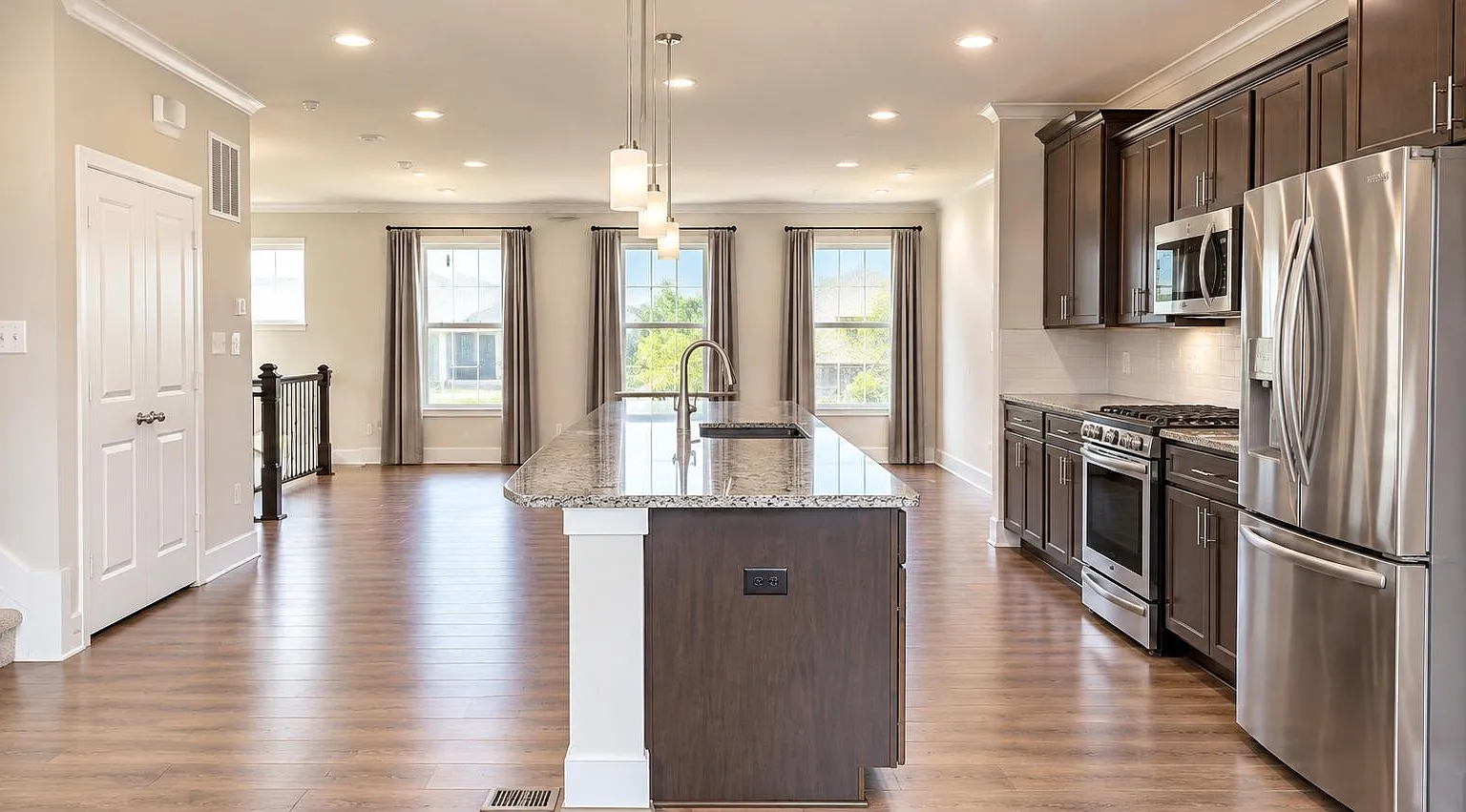 3 bed, 3.5 bath, 3020 sqft, $3,600 — Photo 2