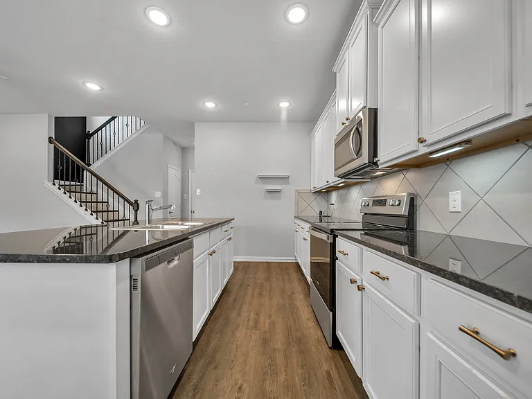 2817 Bellflower Dr — Photo 4
