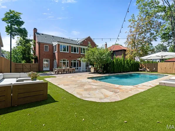 20 Ridgemoor Dr, Saint Louis, MO 63105