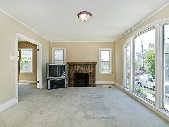 4th image of 3132 Sheffield Ave