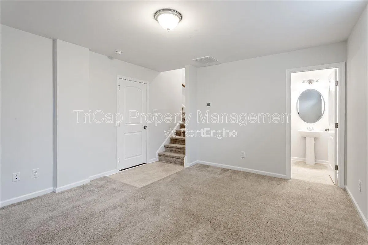 3 bed, 3.0 bath, 1963 sqft, $1,950 — Photo 2