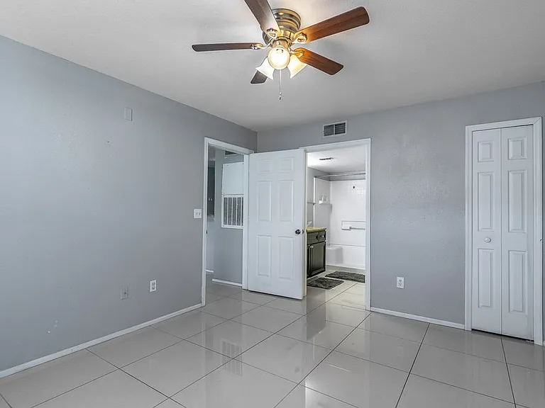 5124 Park Central Dr #517 — Photo 7