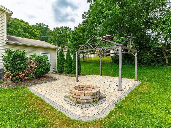 4th image of 492 Glenhill Cir