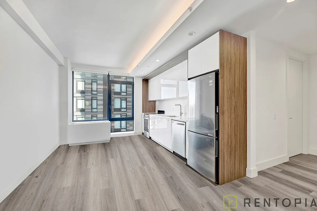 Building Photo - 224 E 135th St #704S