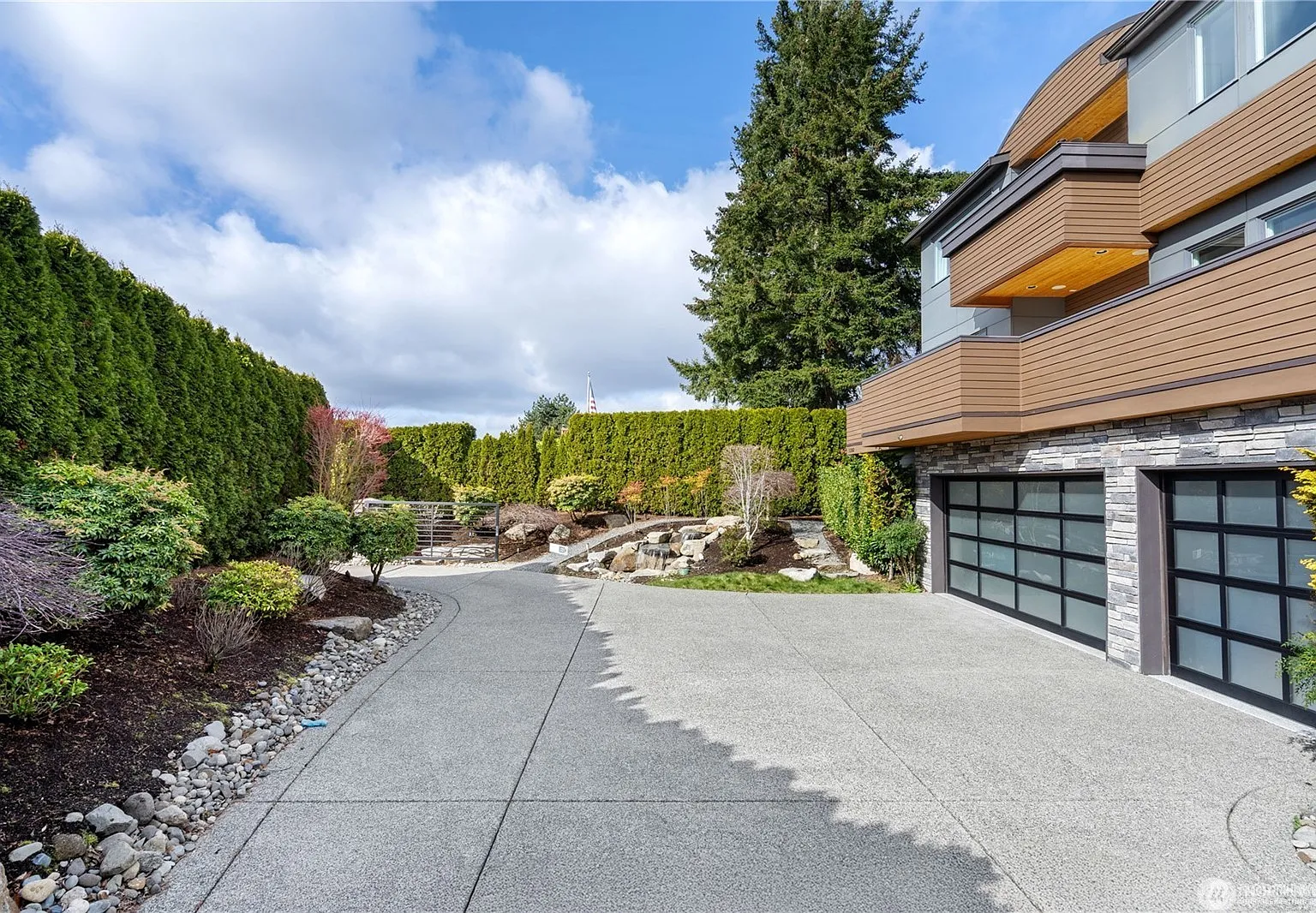 5 bed, 4740 sqft, $8,000 — Photo 2