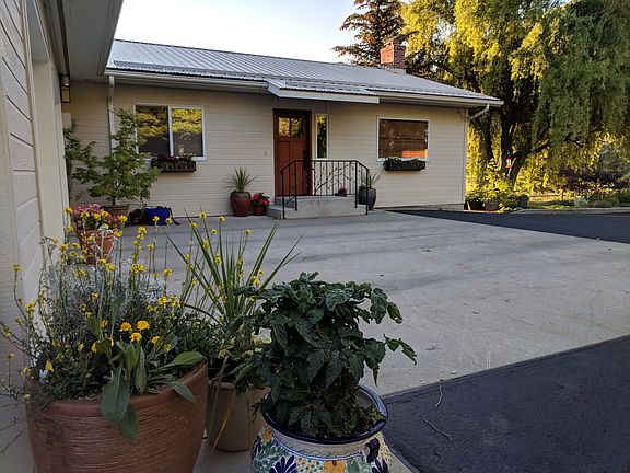 Welcoming main entry