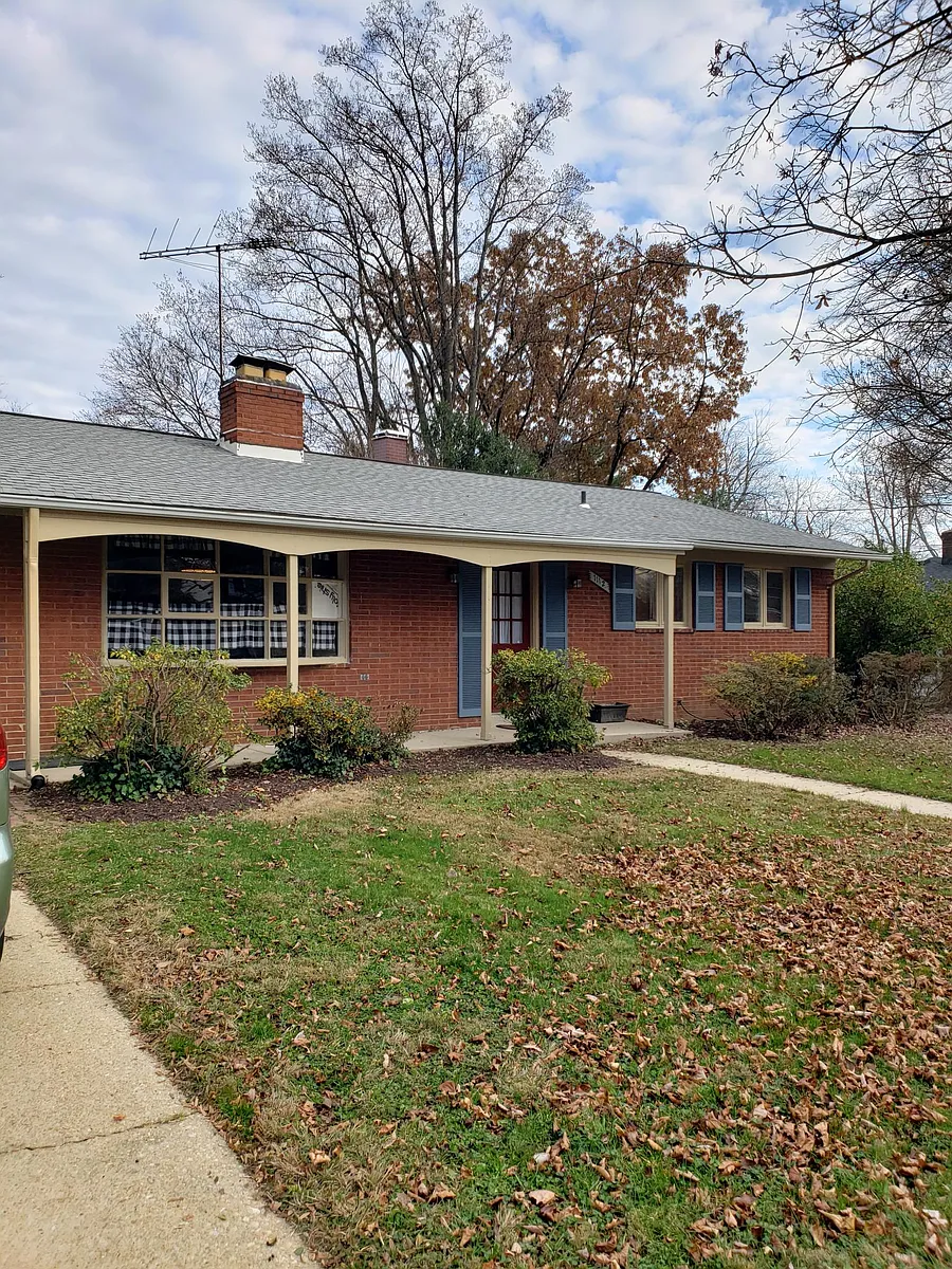 2 car driveway. Front porch. - 1112 Dunoon Rd
