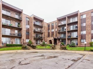 625 W Huntington Commons Rd APT 110, Mount Prospect, IL 60056