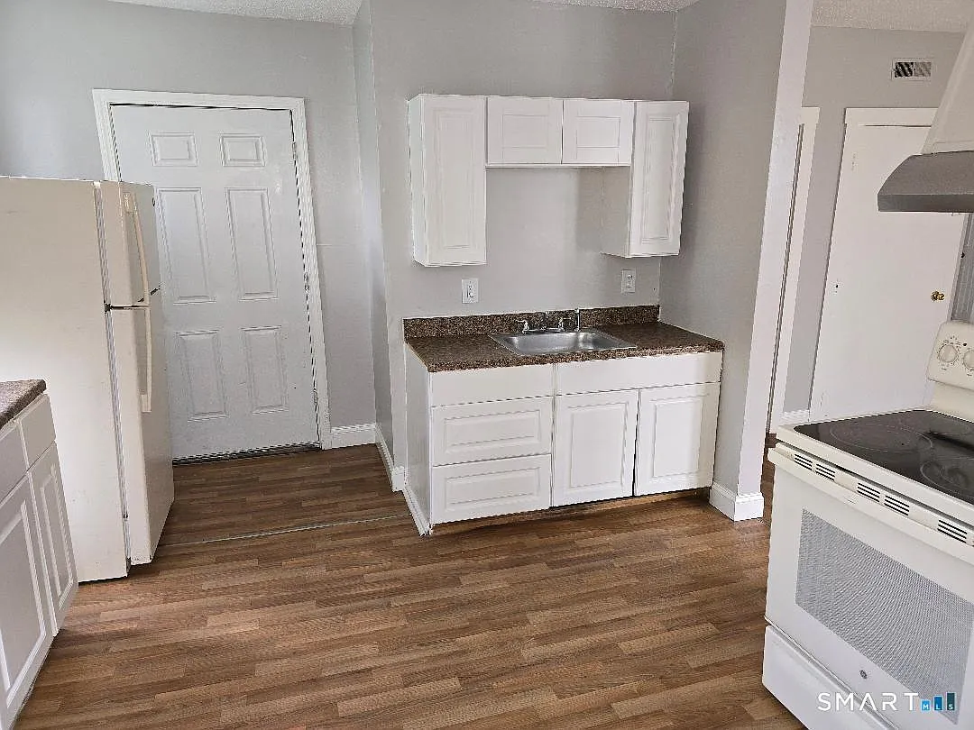 3 bed, 1.0 bath, 1100 sqft, $1,350 — Photo 3