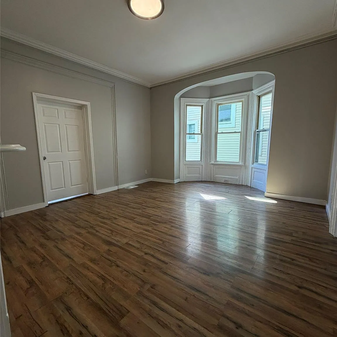 3 bed, 1.0 bath, 1200 sqft, $2,200 — Photo 1